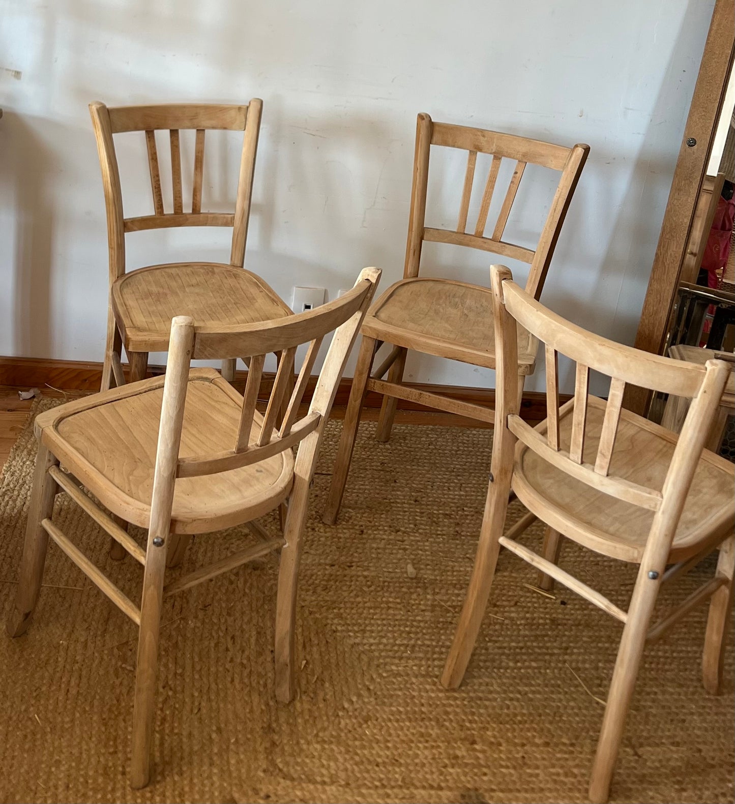 Lot de 4 chaises bistrot vintage ancienne en bois brut