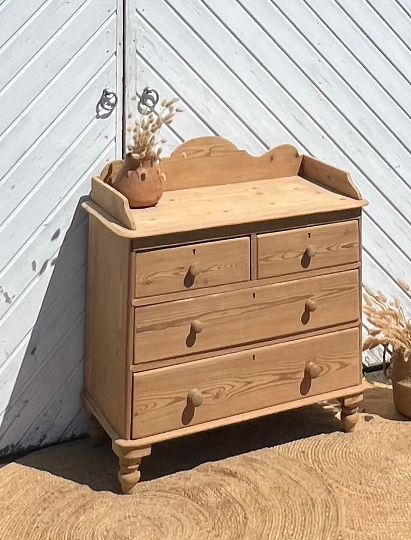 Commode anglaise ancienne en bois massif brut