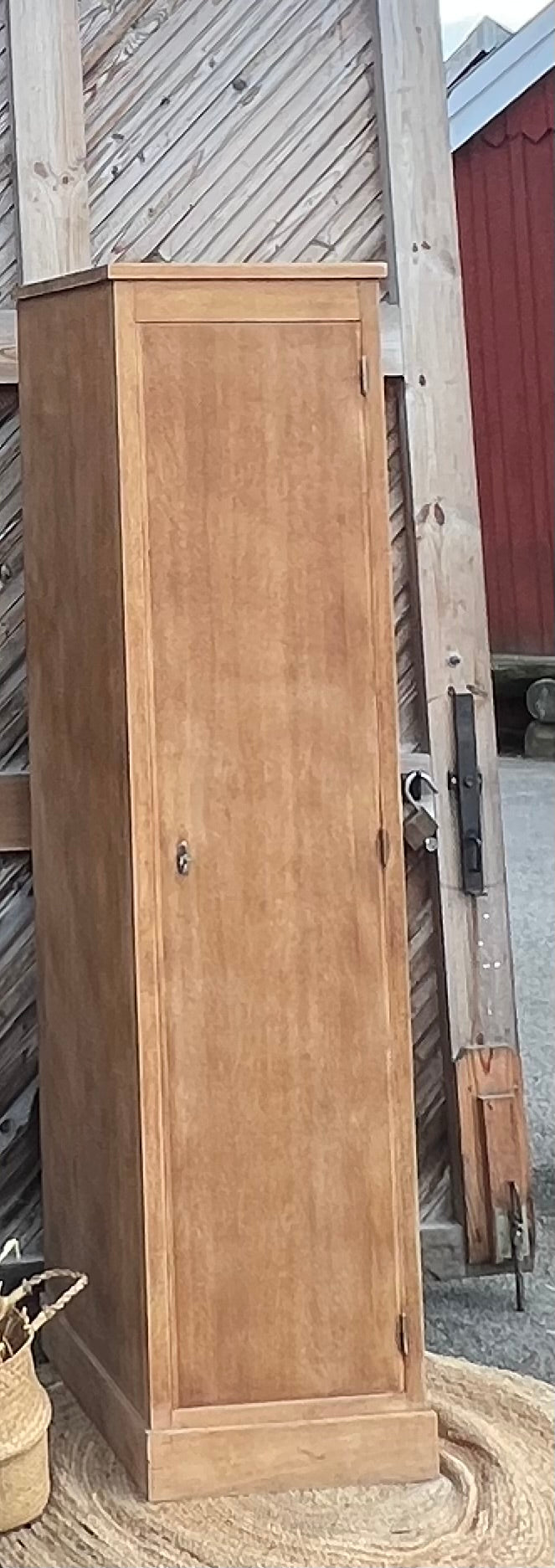 Armoire vintage format bonnetière en chêne brut