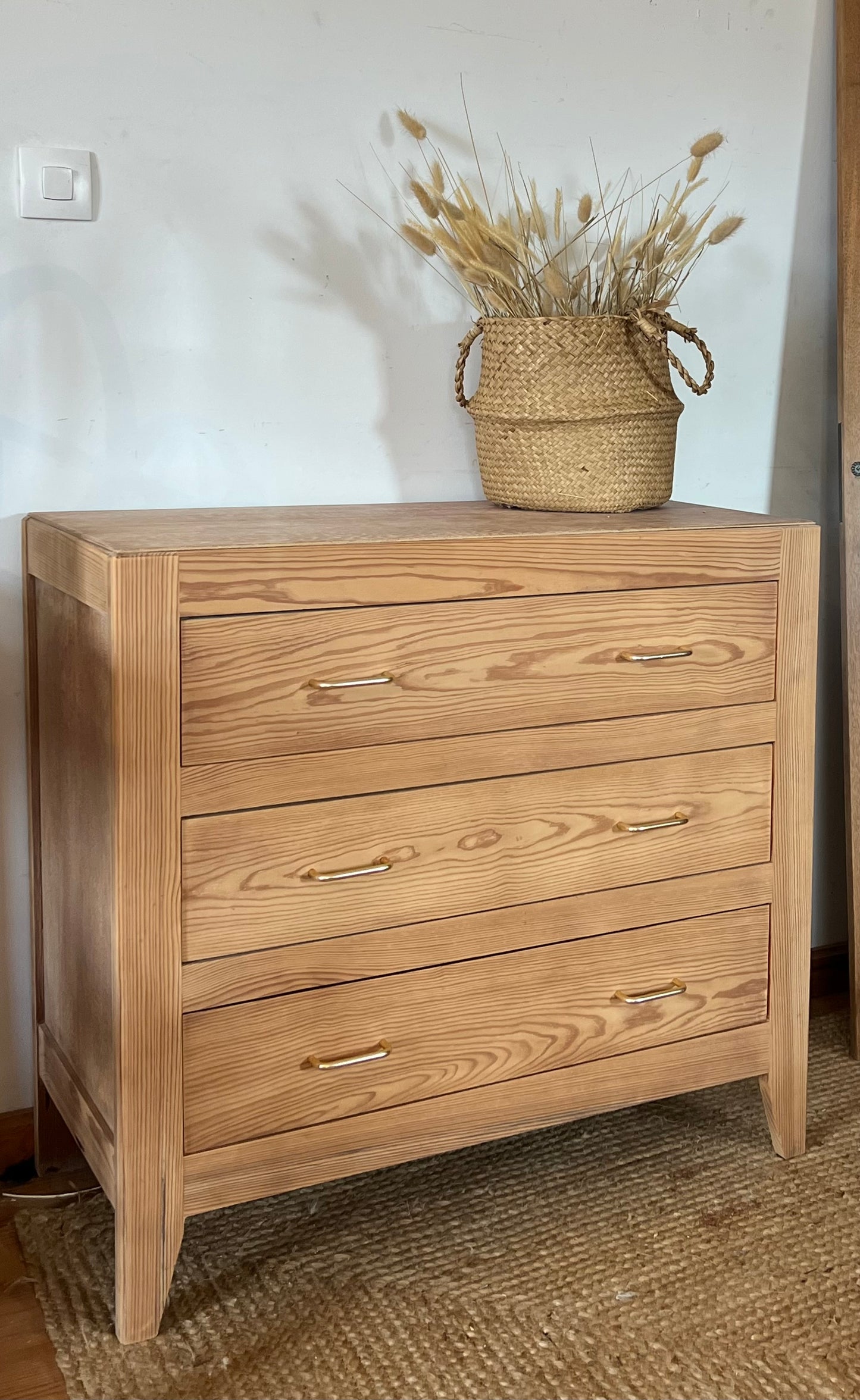 Commode vintage ancienne en bois brut pieds compas