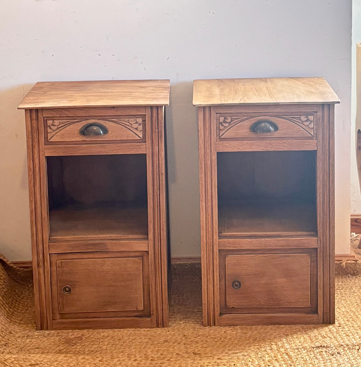 Paire de chevets anciens / tables de nuit en bois massif brut