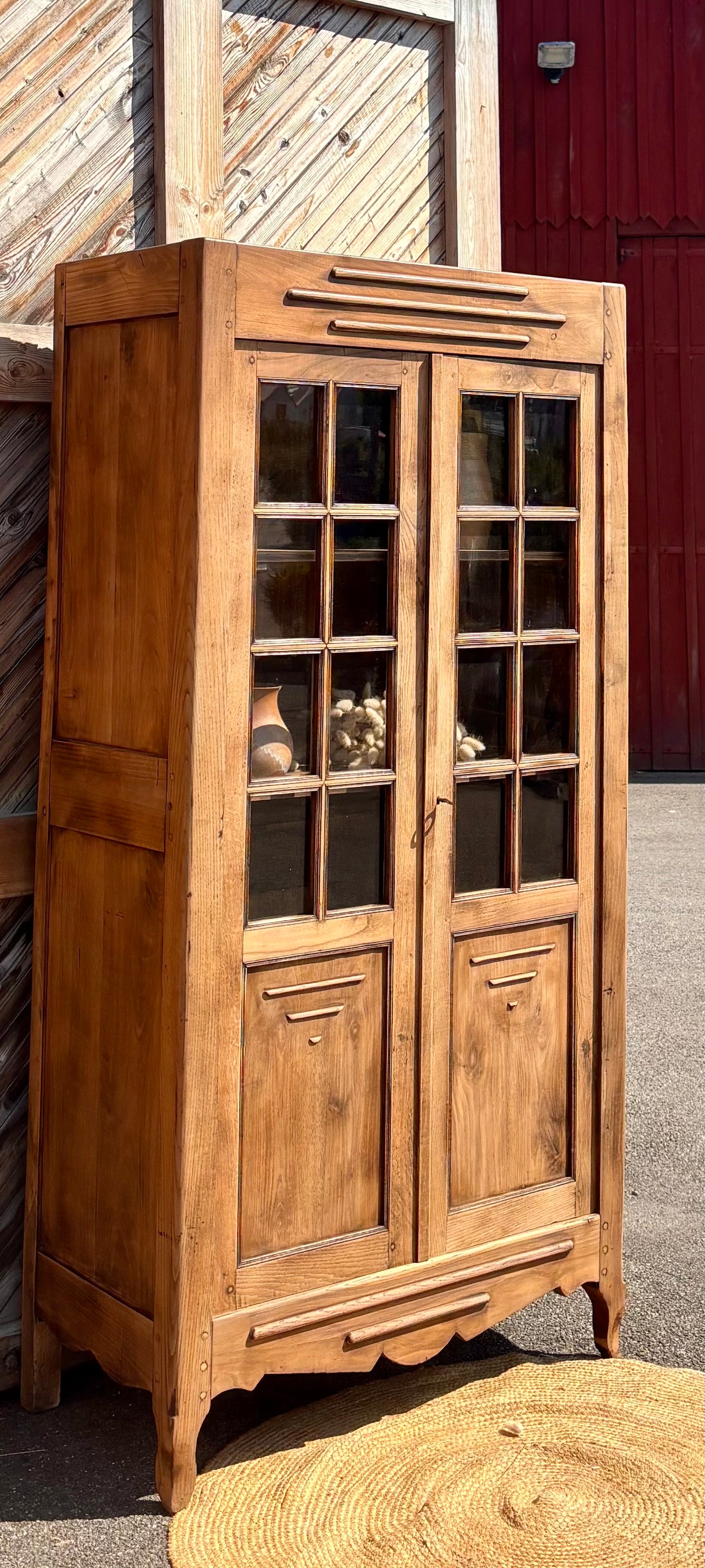 Armoire vitrée ancienne des années 30 en chêne massif brut : vaisselier bibliothèque