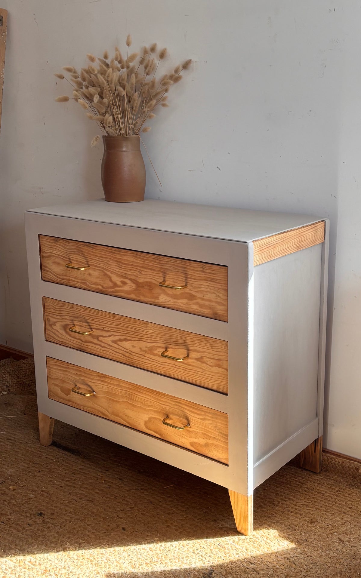 Commode vintage ancienne rénovée en bois brut et patine lin
