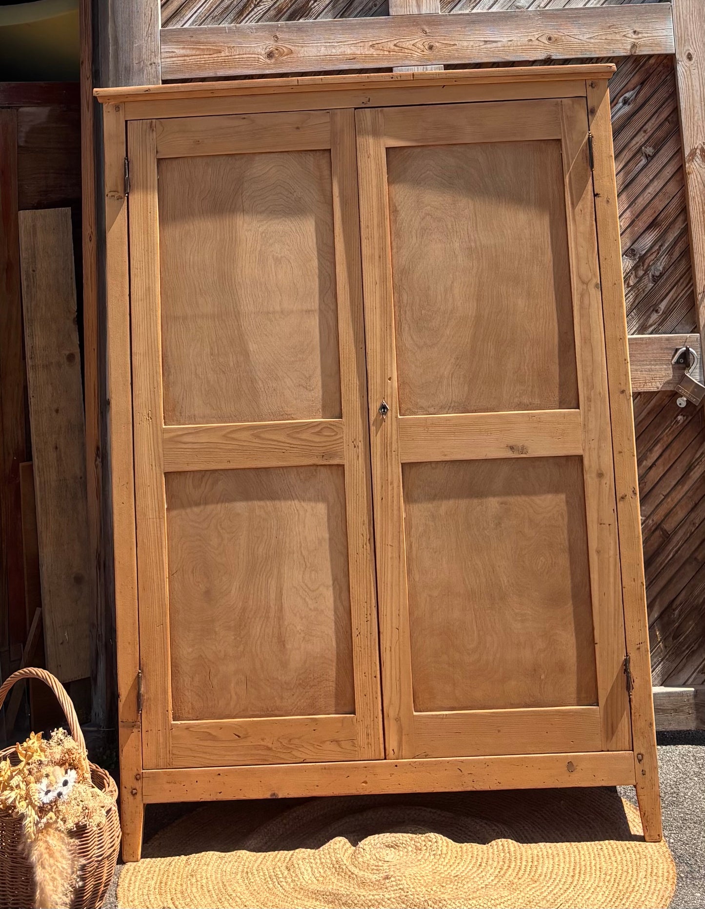 Petite armoire ancienne en bois brut: penderie + étagères