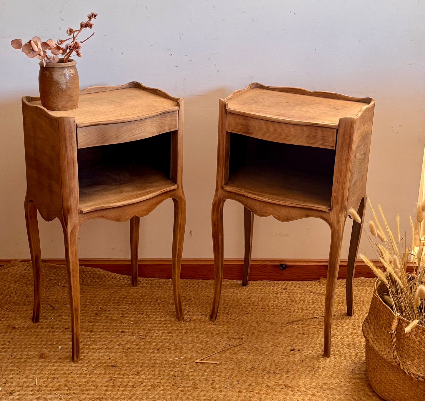 Paire de chevets anciens / tables de nuit avec tiroir en chêne massif brut