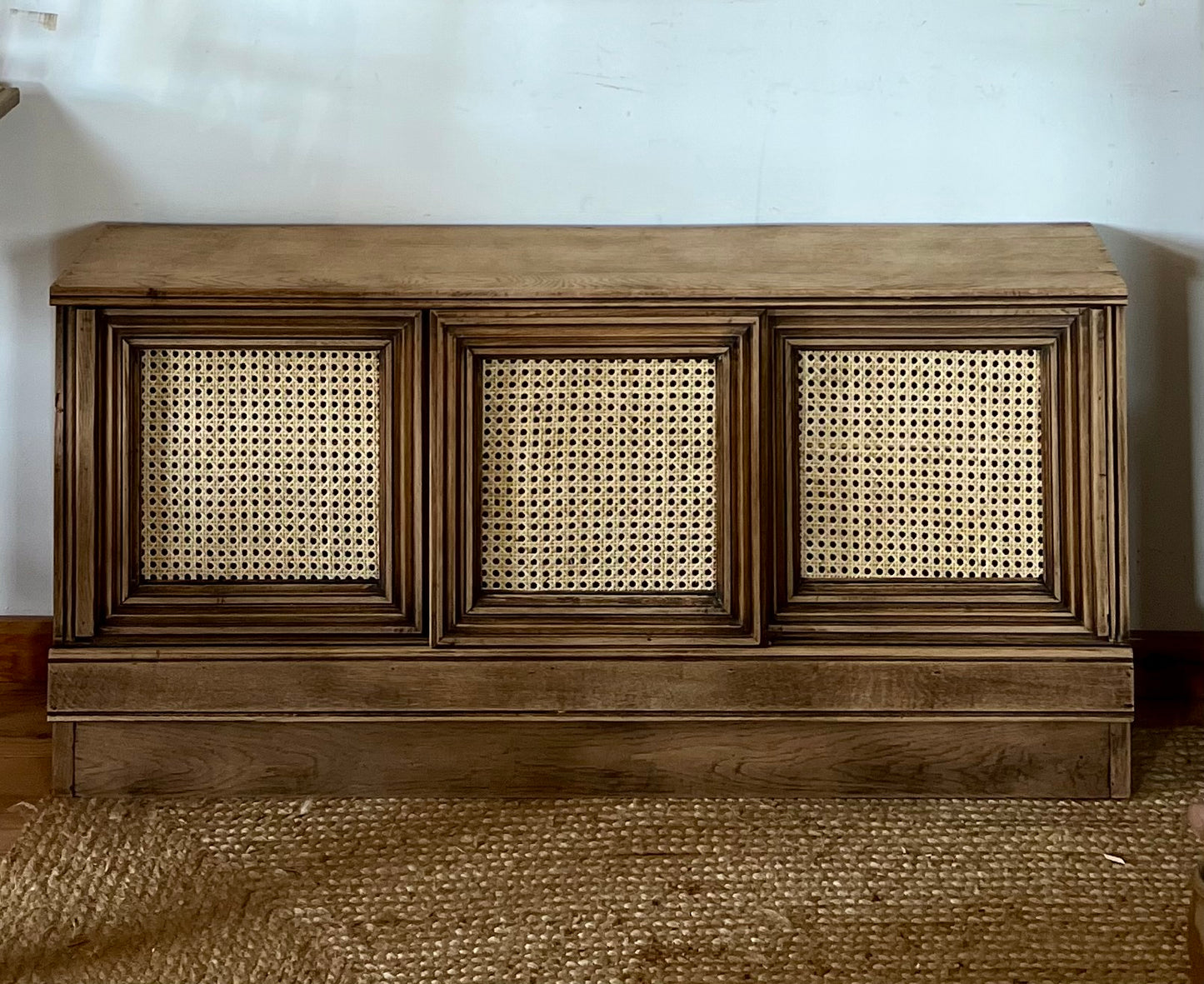 Meuble télé tv ancien en chêne massif brut et cannage