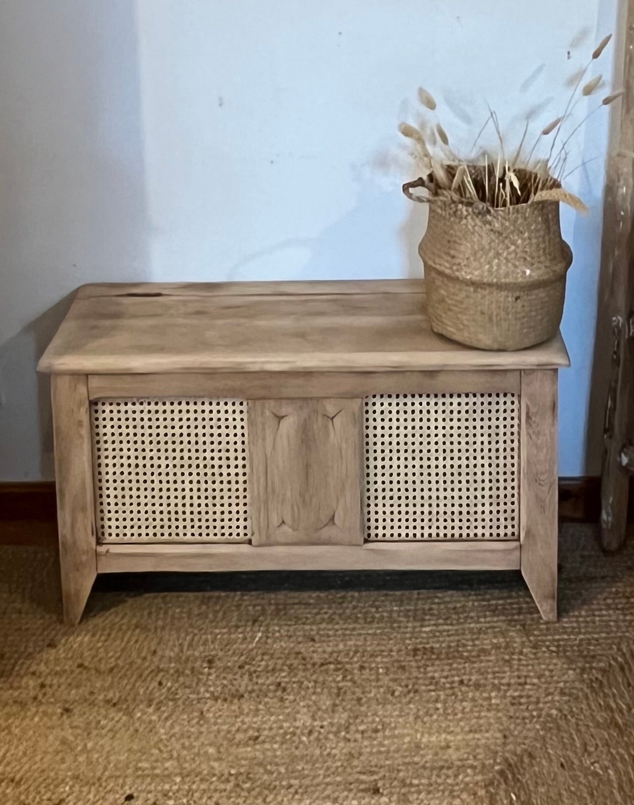 Coffre ancien en chêne massif brut et cannage - pieds compas