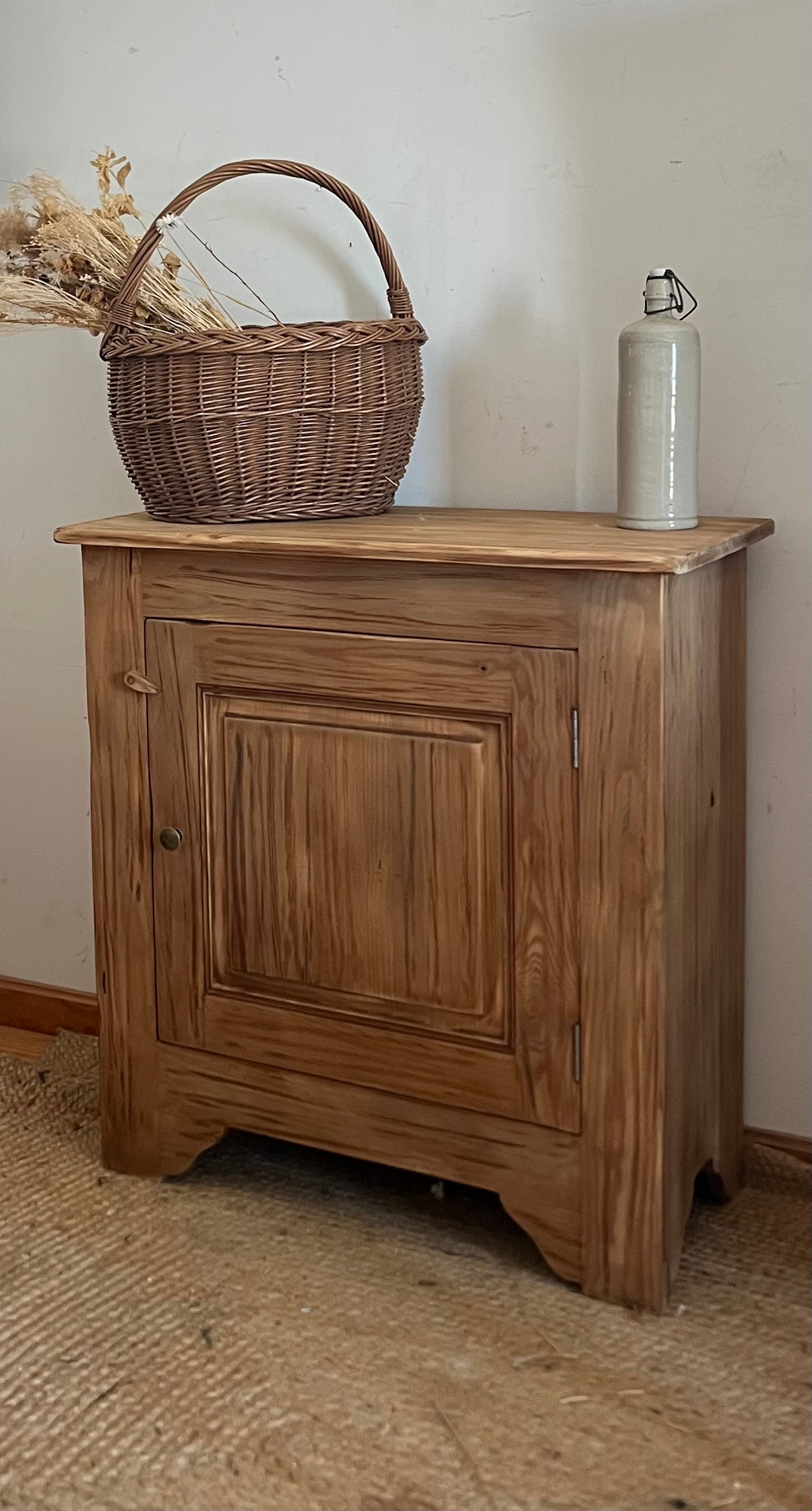 Buffet 1 porte ancien / confiturier en bois massif brut