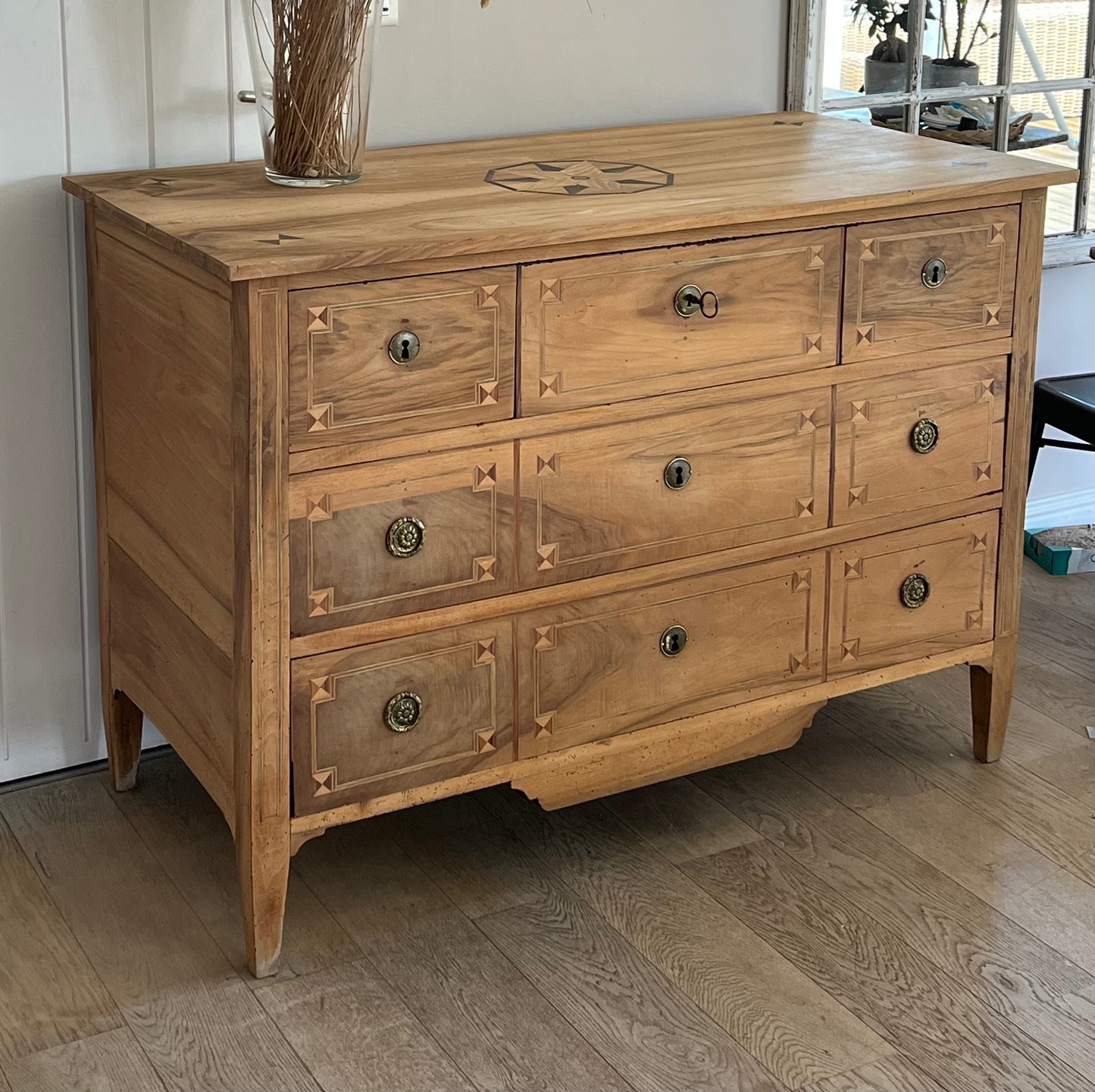 Grande commode ancienne marquetée en bois massif brut