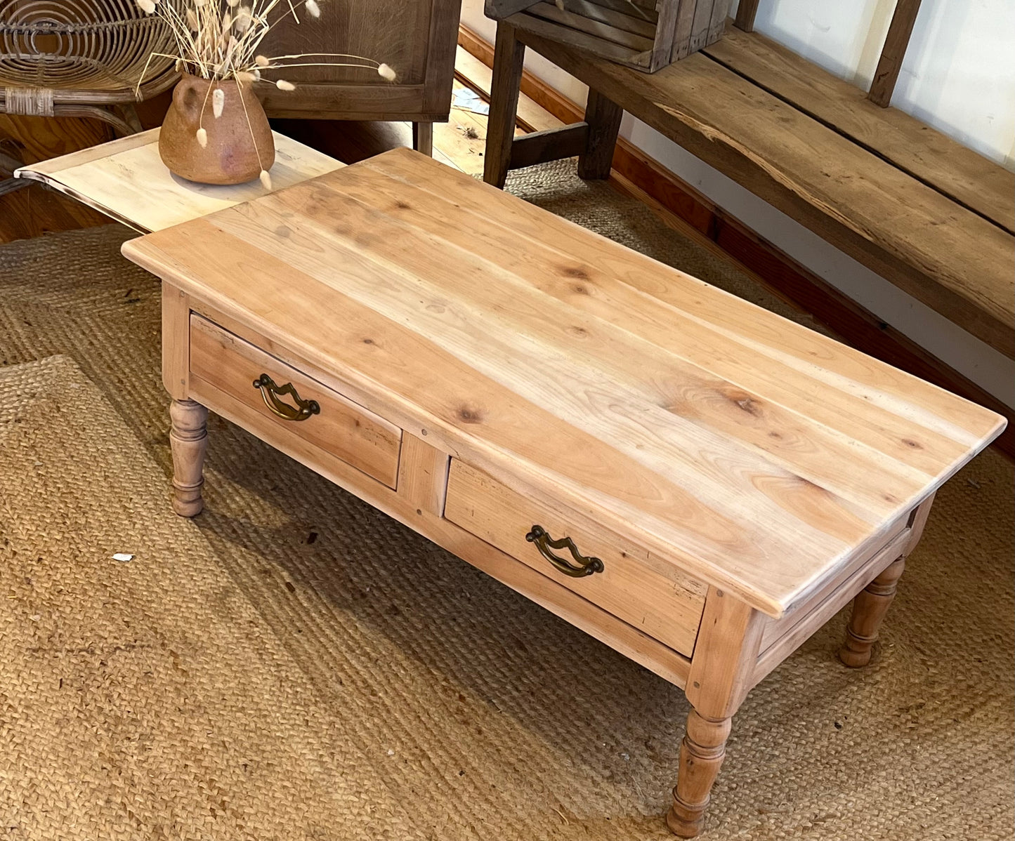 Table basse rénovée en bois massif brut 2 tiroirs coulissants + 1 rallonge
