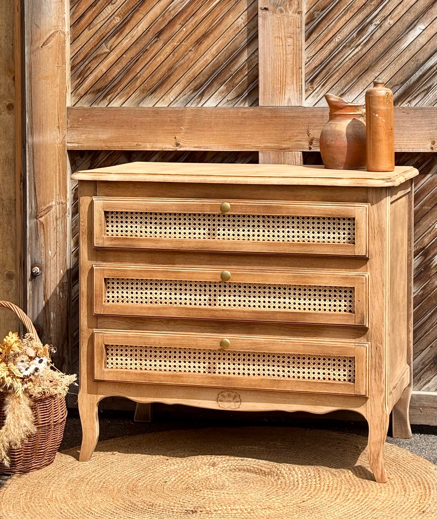 Commode ancienne en chêne brut et cannage
