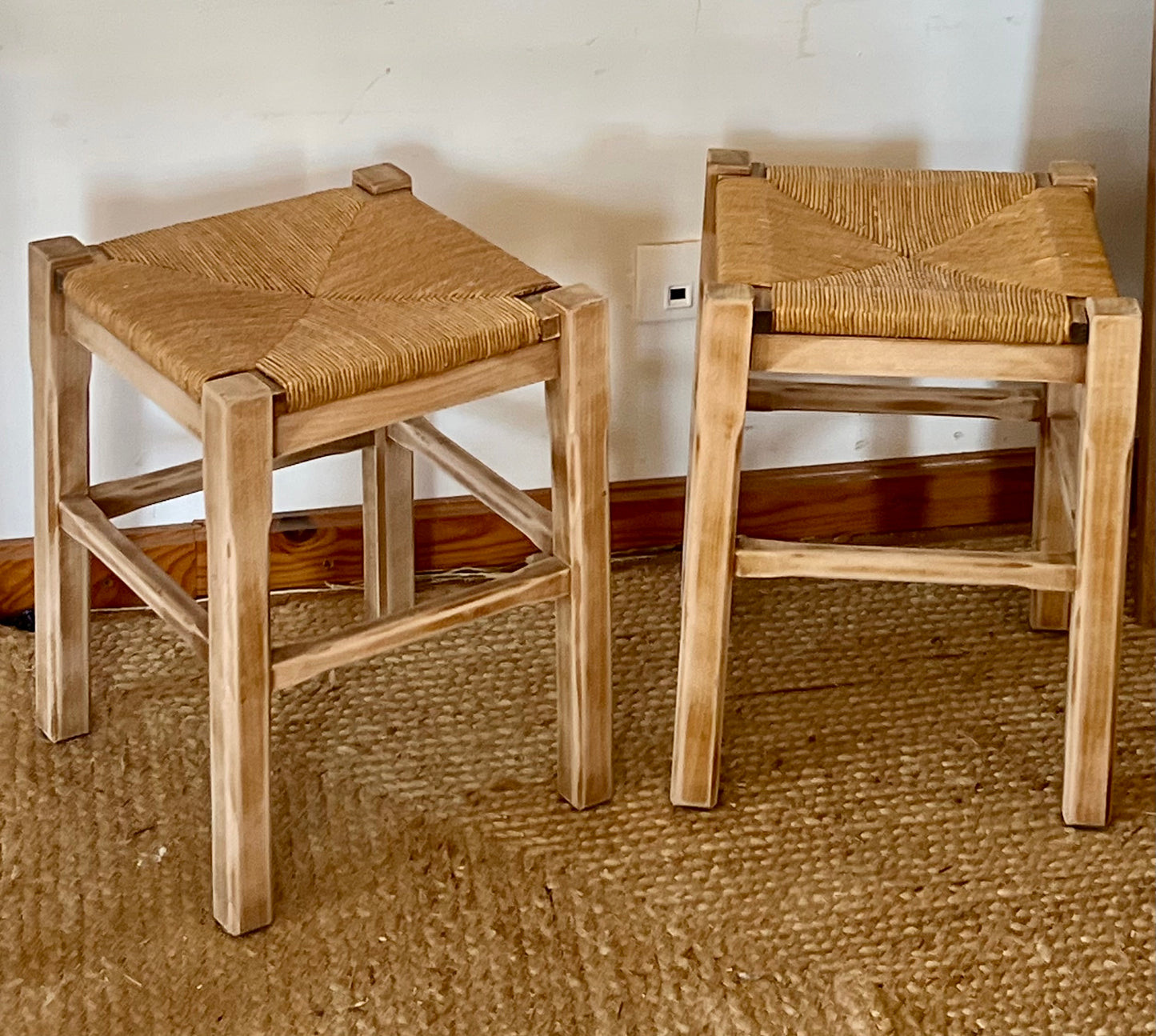 Réservé - Lot 2 de tabourets anciens en bois massif brut et assise paillée