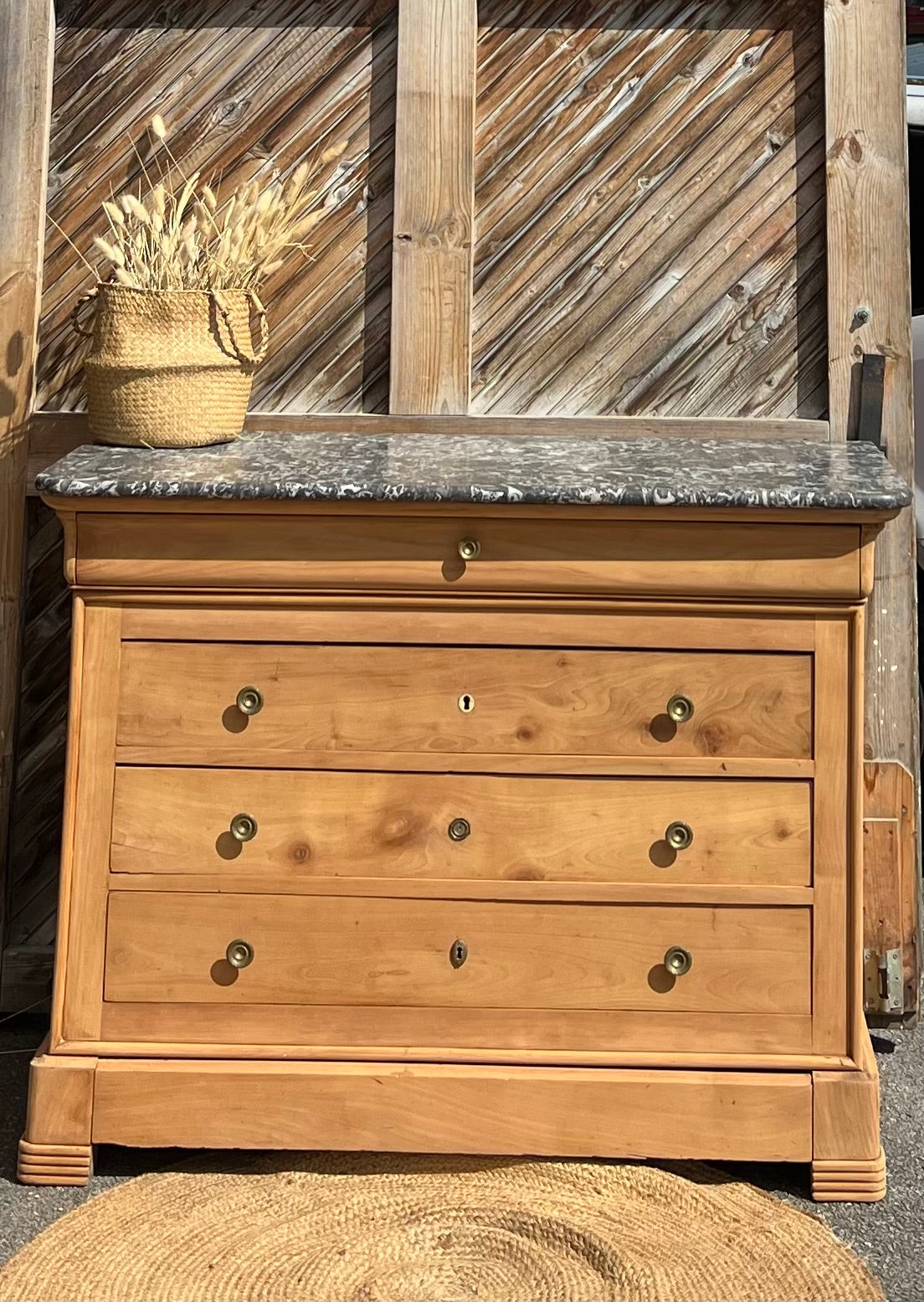 Commode ancienne en bois massif brut et marbre