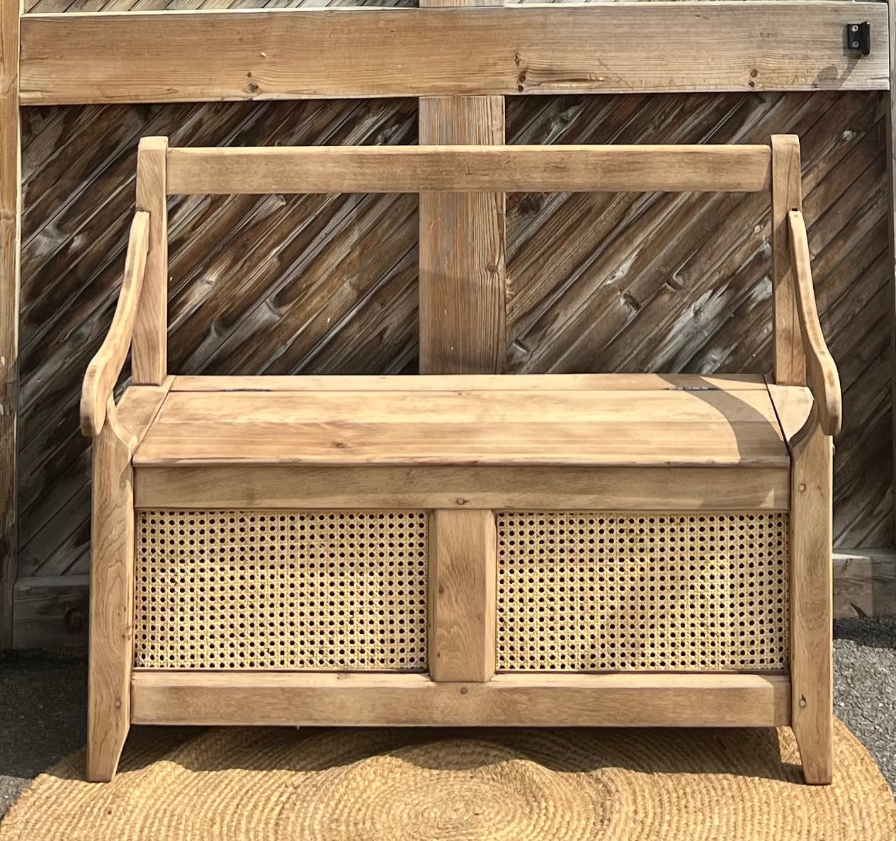 Banc coffre ancien en chêne massif brut et cannage