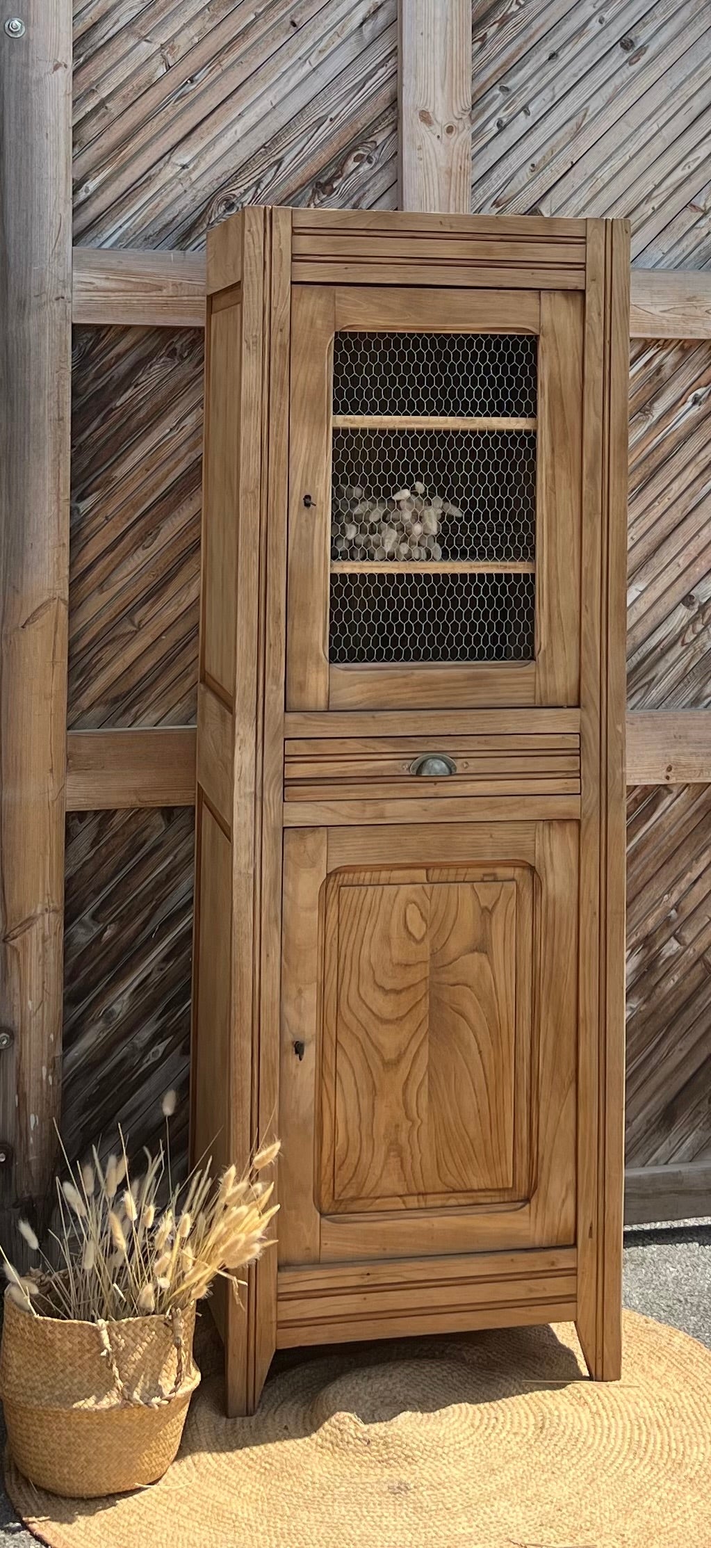 Bonnetiere ancienne en chêne massif brut : armoire vaisselier bibliothèque / homme debout