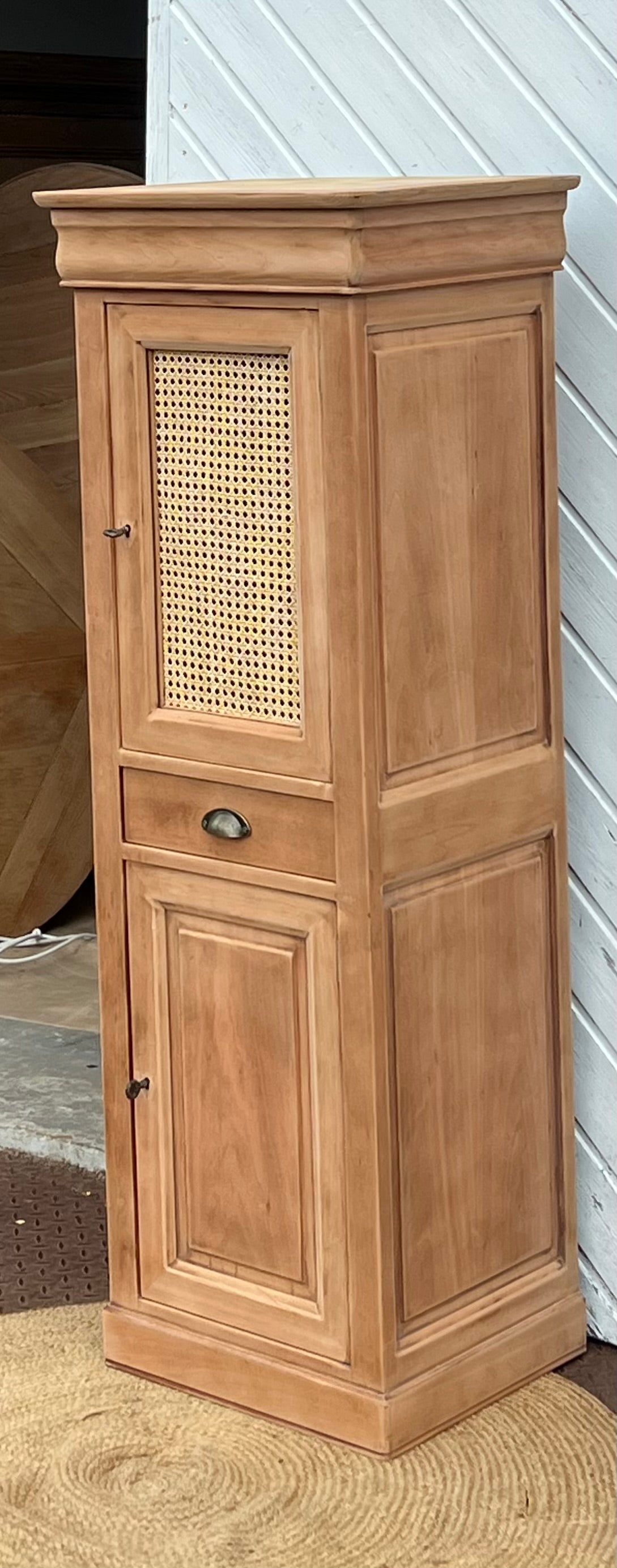 Petite armoire ancienne : bonnetière / homme debout en bois massif brut et cannage