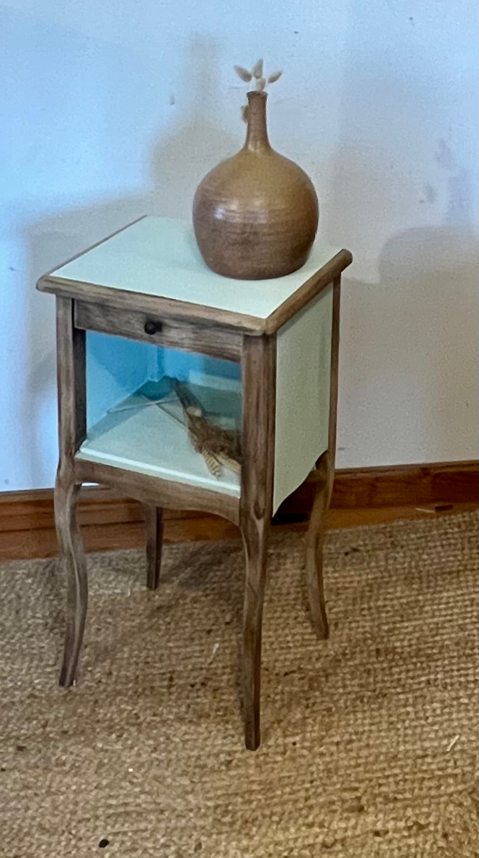 Chevet ancien en chêne brut et vert amande