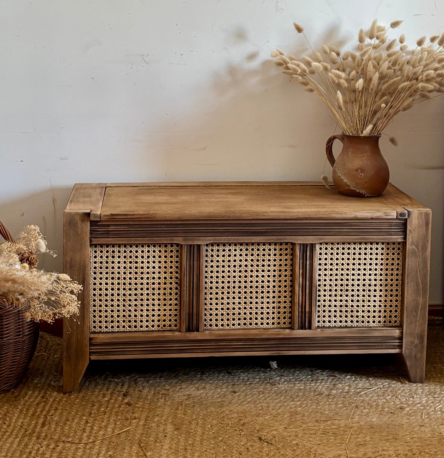 Banc coffre ancien en bois brut et cannage