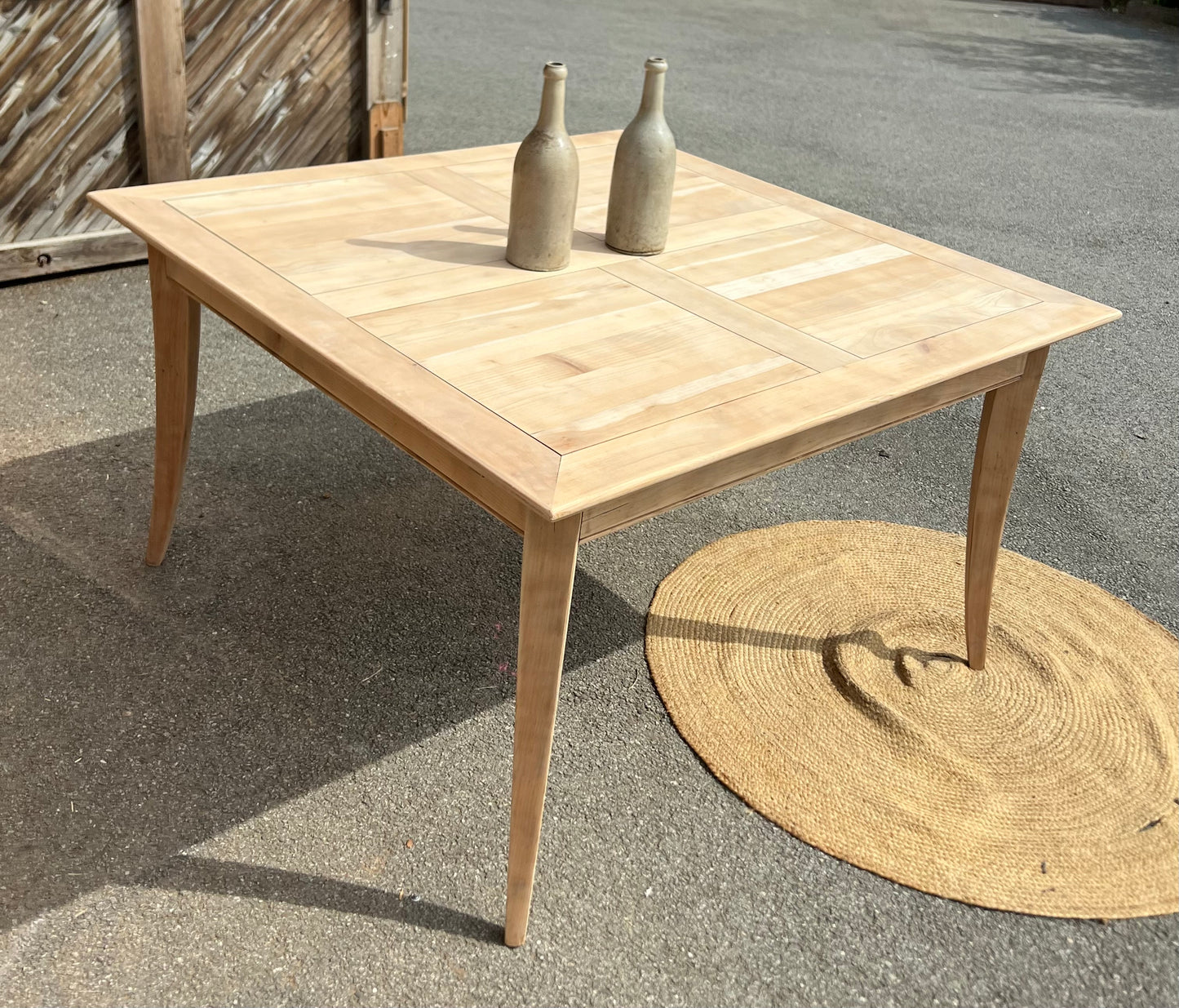 Grande table familiale carrée + 2 rallonges rénovée en bois massif brut