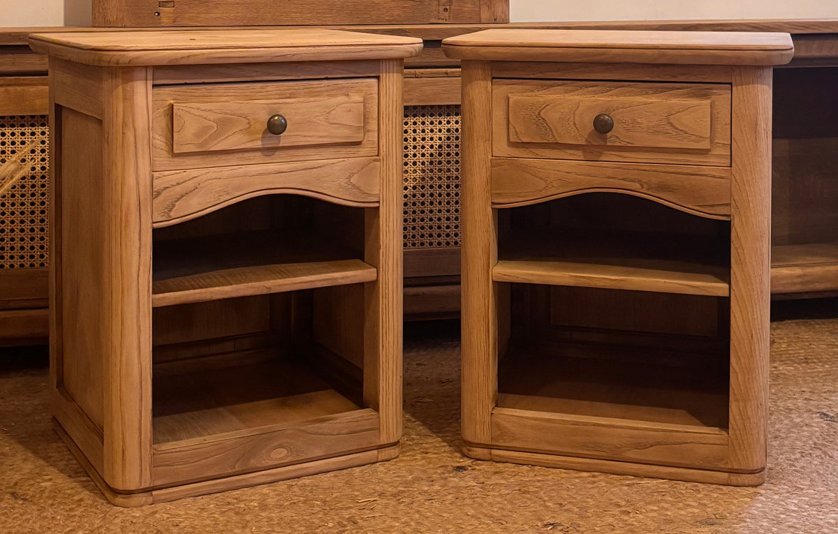 Paire de chevets anciens / tables de nuit en chêne massif brut
