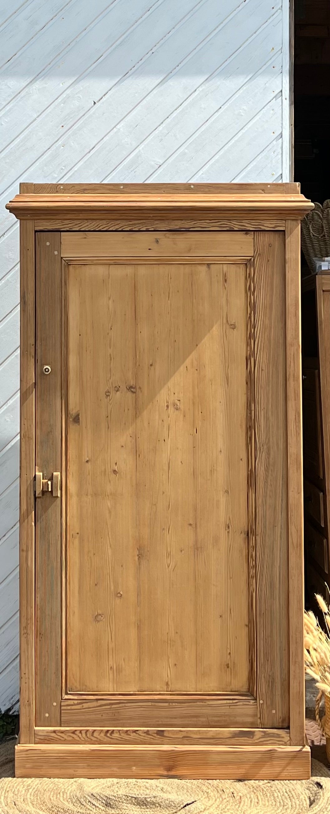 Armoire bonnetière ancienne en bois massif brut