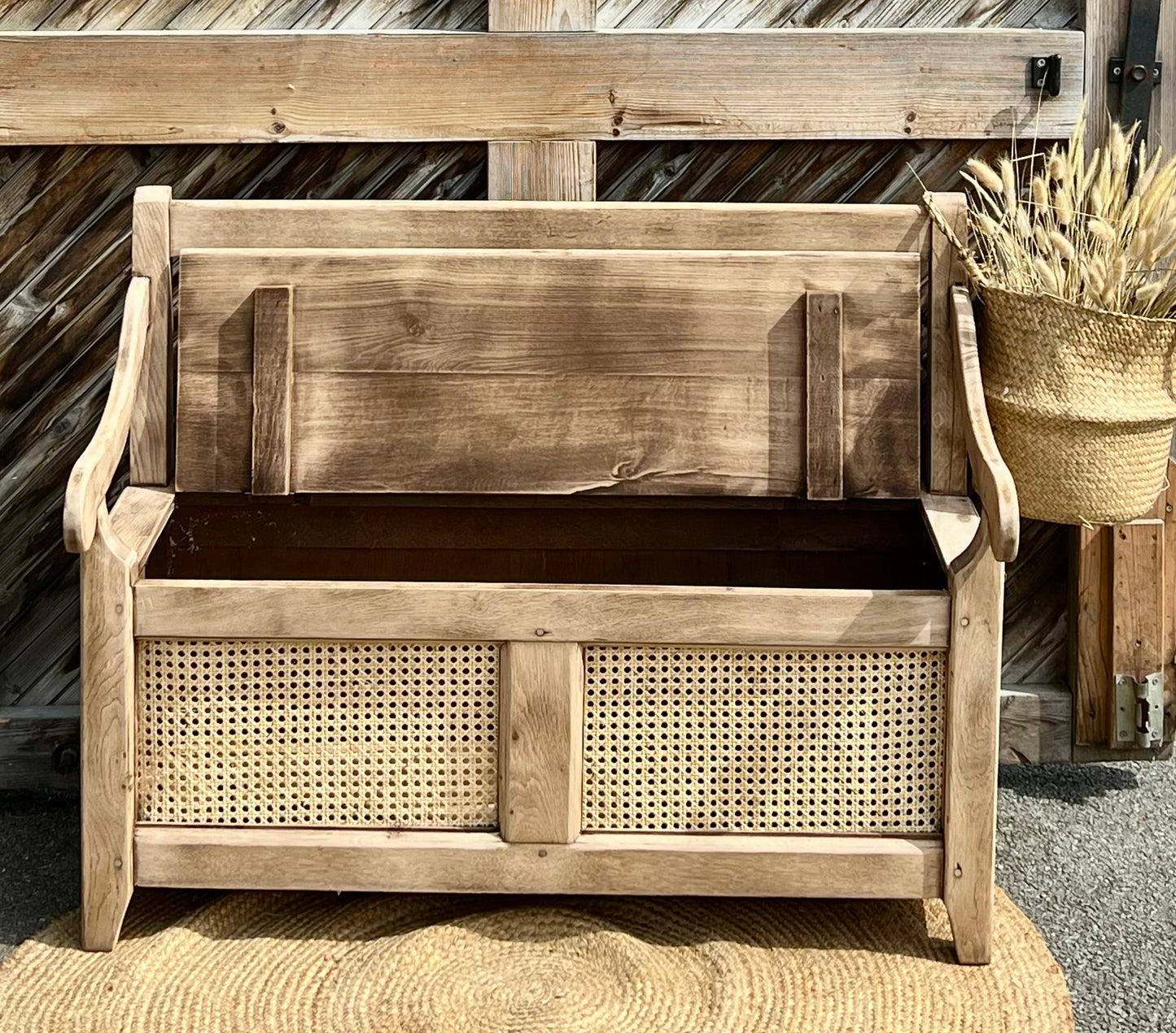 Banc coffre ancien en chêne massif brut et cannage