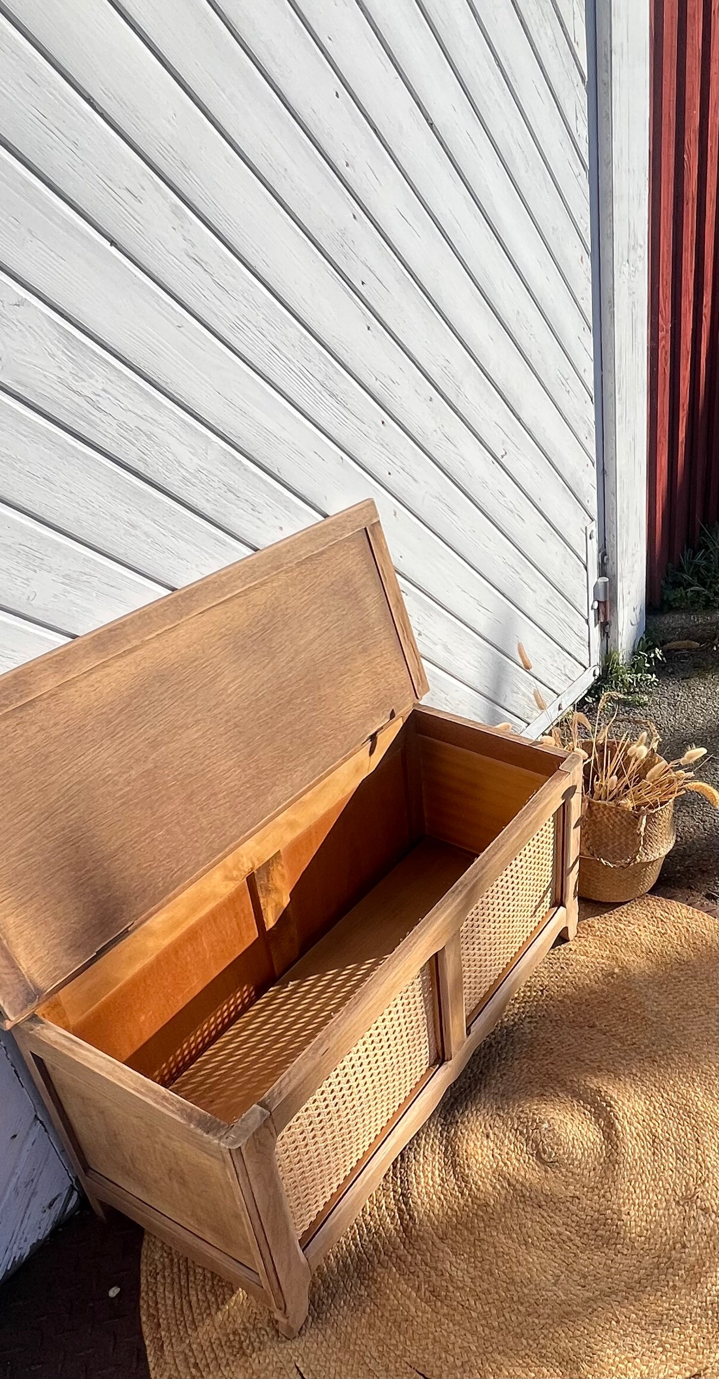 Coffre ancien en chêne brut et cannage