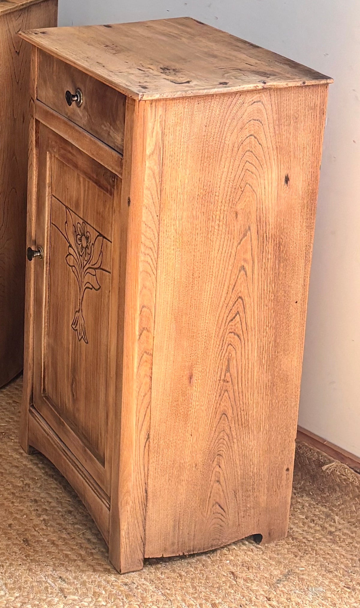 Paire de chevets anciens / tables de nuit en bois massif brut