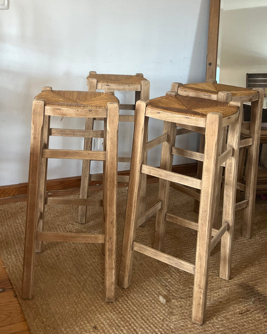 4 tabourets de bar anciens en chêne massif brut et assise paillée - vendu par lot de 2 ou 4