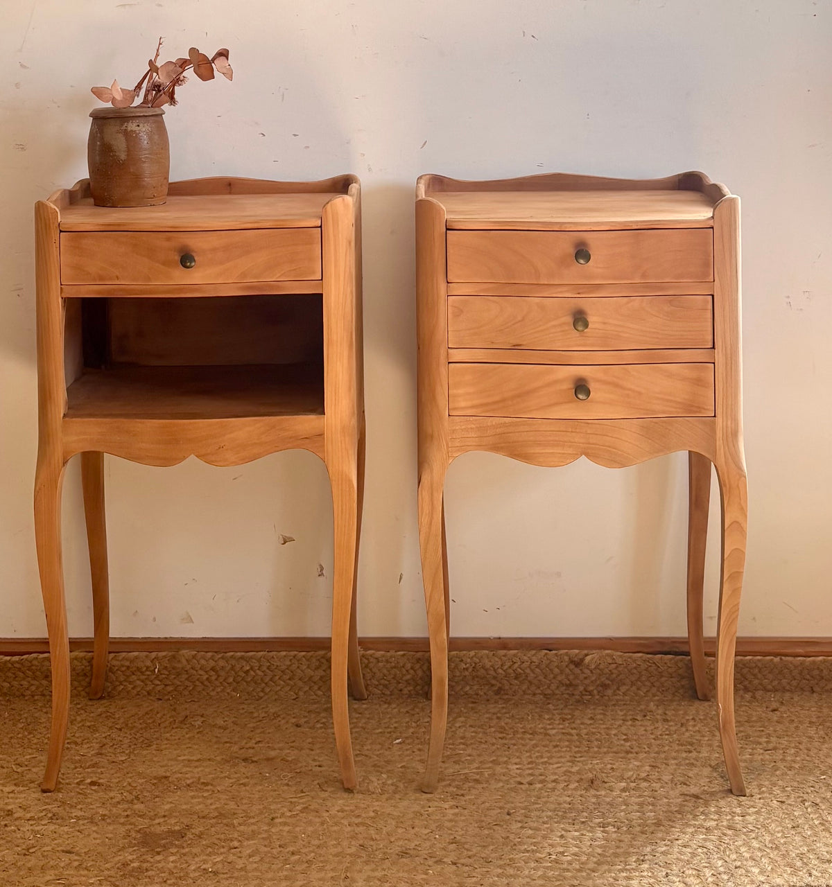 Paire de chevets anciens / tables de nuit en bois brut