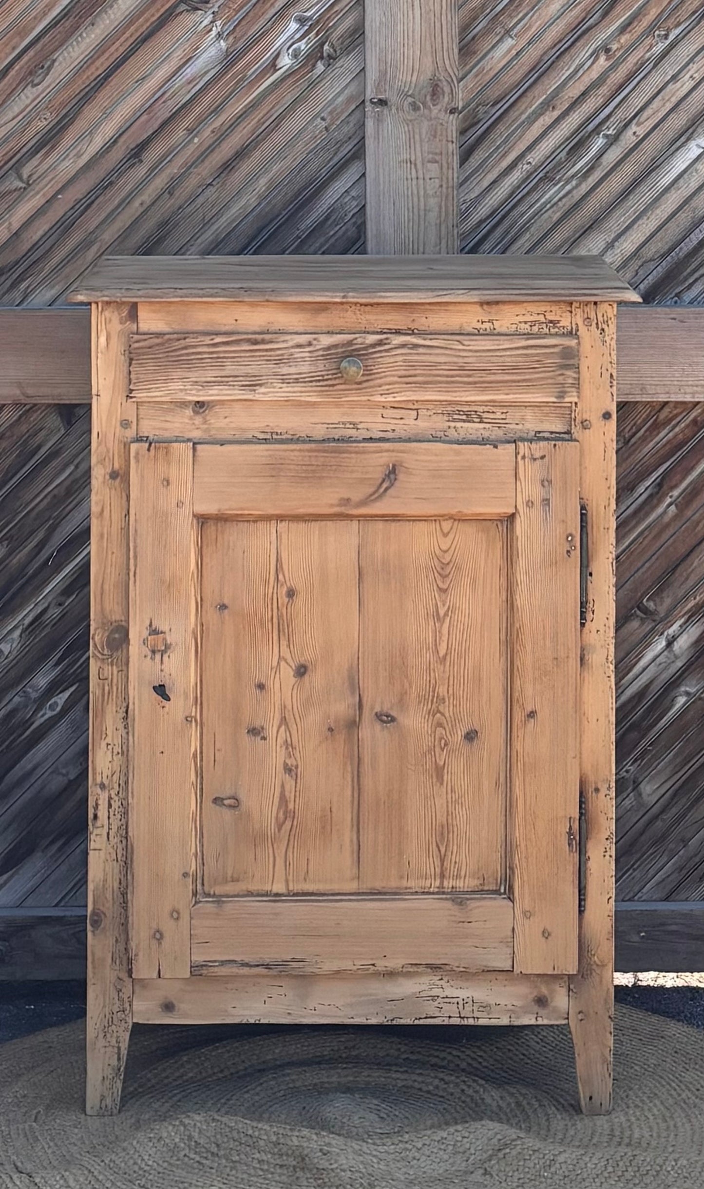 Confiturier ancien / buffet 1 porte en bois massif brut
