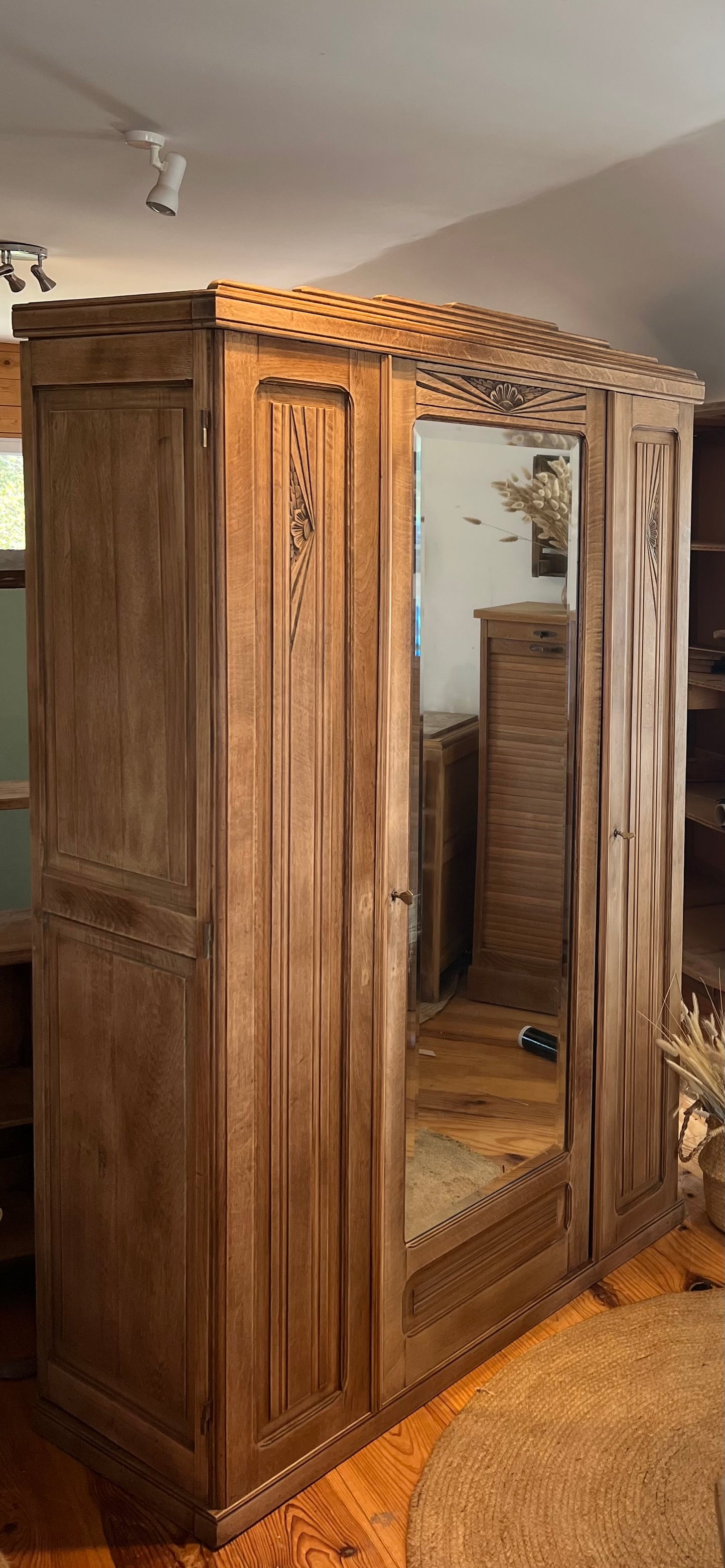 Armoire ancienne art déco en chêne massif brut