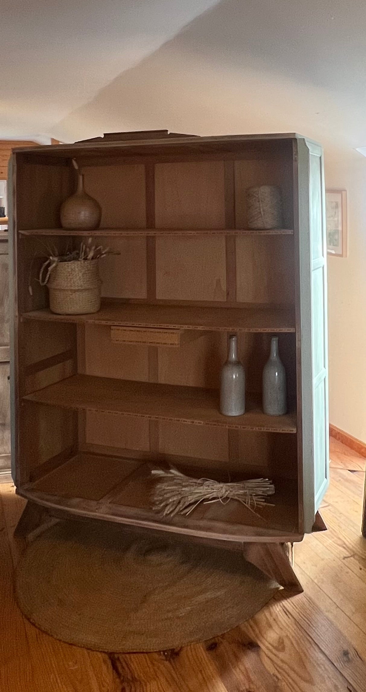 Grande bibliothèque vintage en bois brut et vert amande