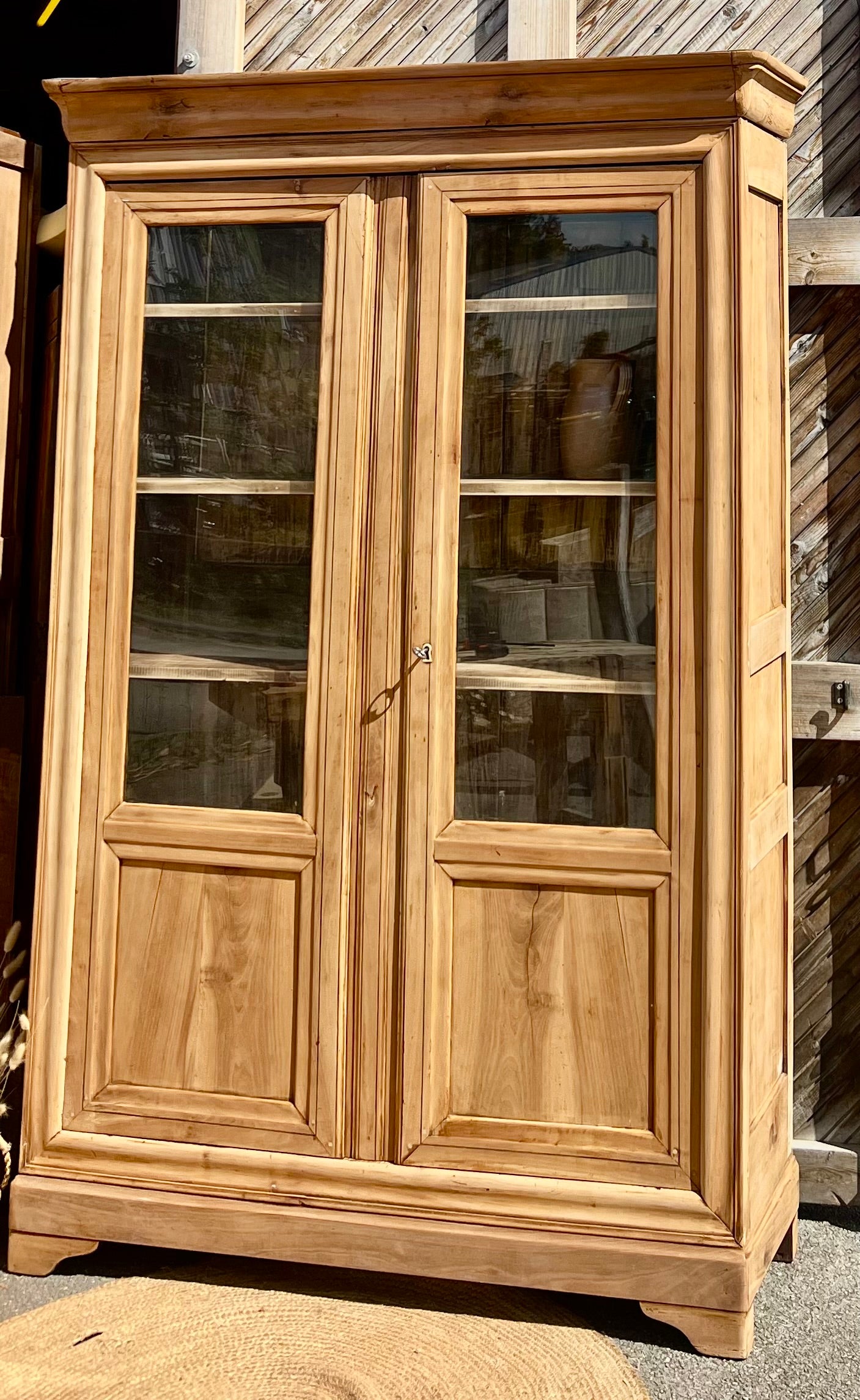 Armoire parisienne ancienne en bois massif brut : vaisselier bibliothèque