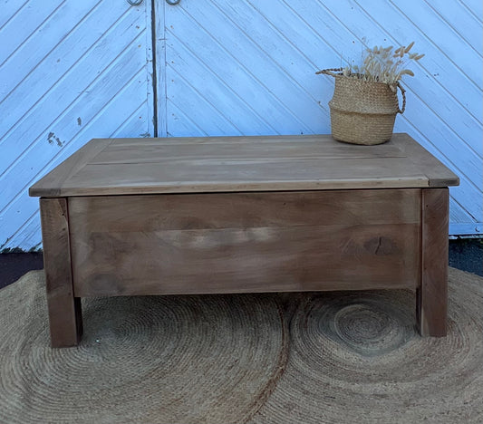 Grand coffre ancien en bois massif brut