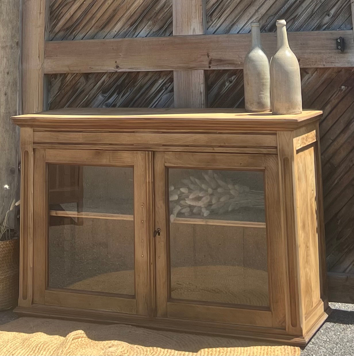 Buffet vitré étroit ancien en bois massif brut