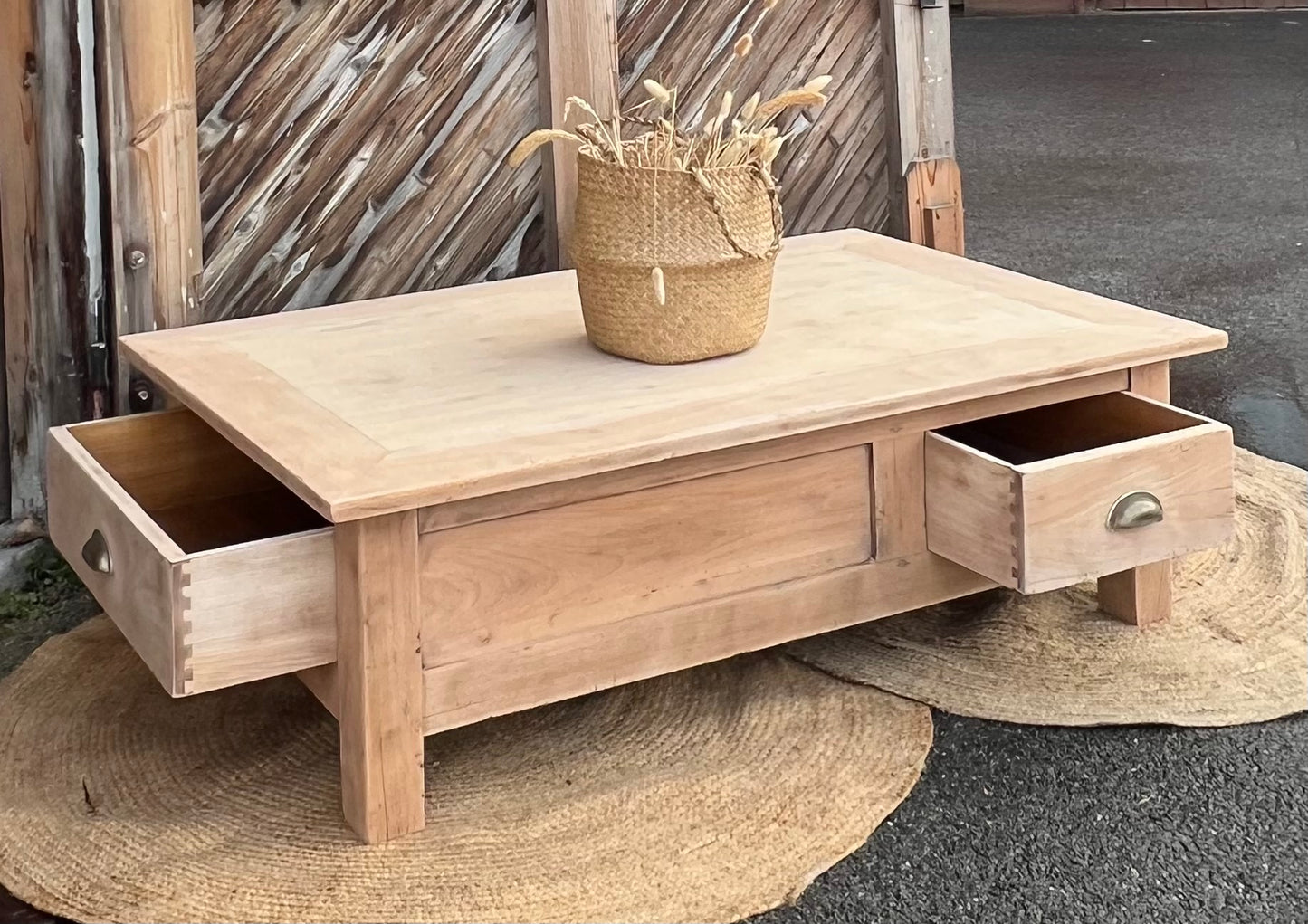 Grande table basse rénovée en bois brut 2 tiroirs