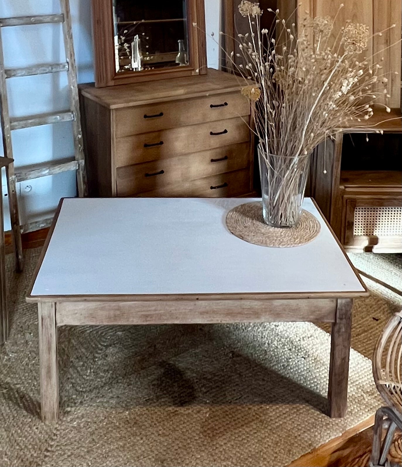 Table basse ancienne en chêne brut et lin