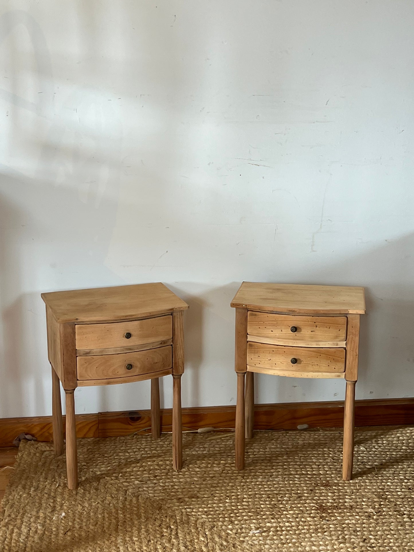 Reservee - Paire de chevets anciens / tables de nuit en bois brut