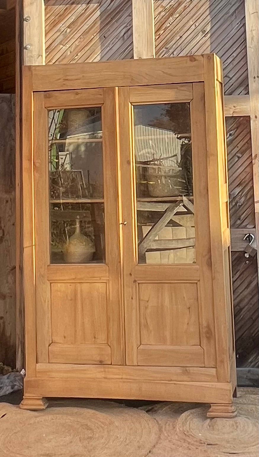 Armoire parisienne ancienne étroite :  vaisselier bibliothèque vitrée en bois massif brut