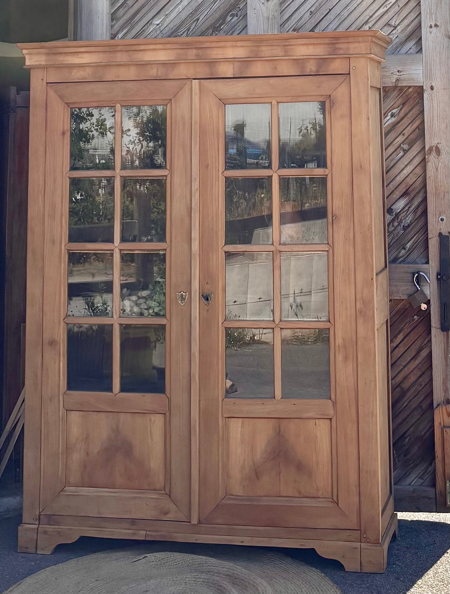 Armoire parisienne ancienne : vaisselier bibliothèque en bois massif brut