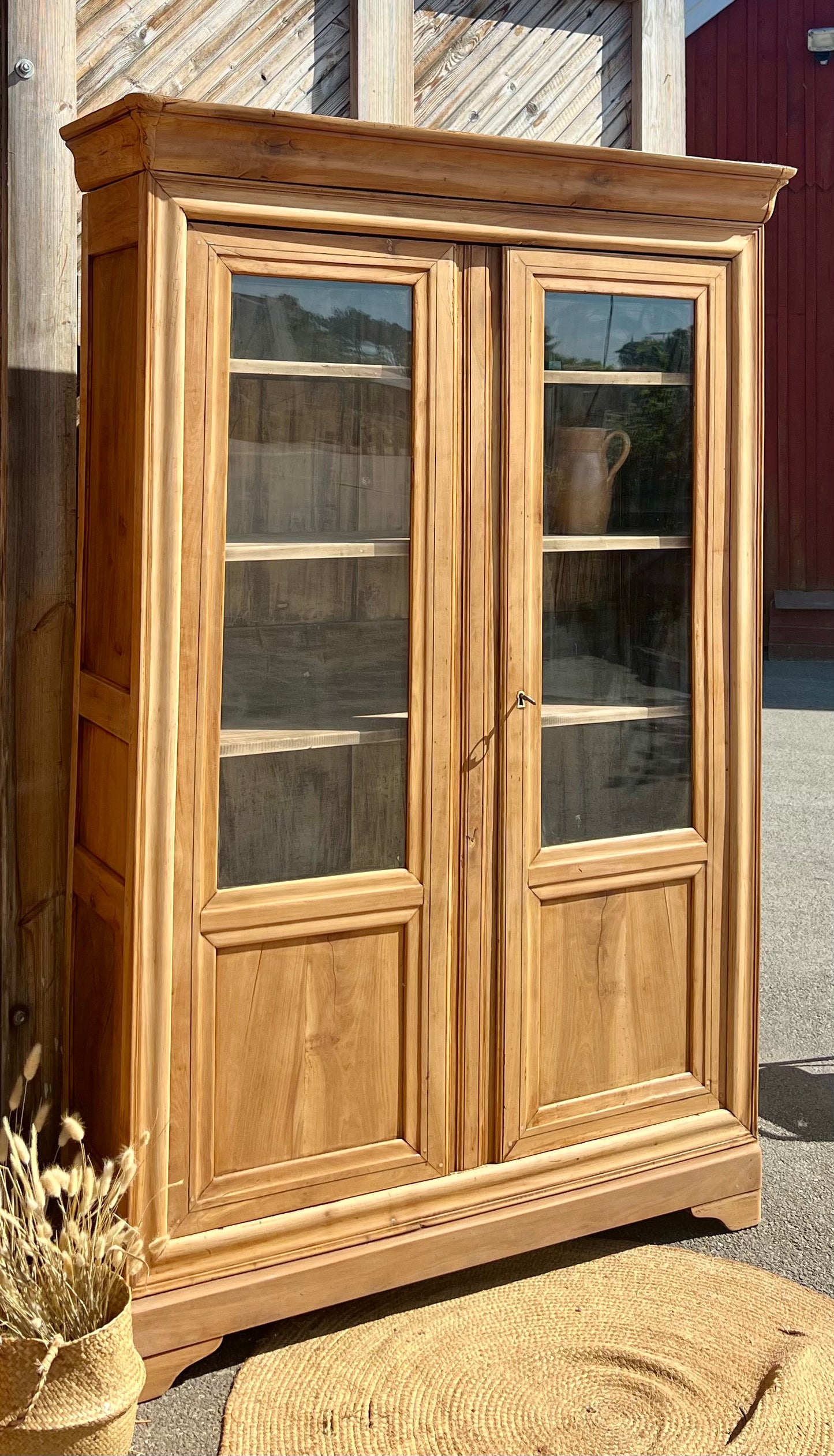 Armoire parisienne ancienne en bois massif brut : vaisselier bibliothèque