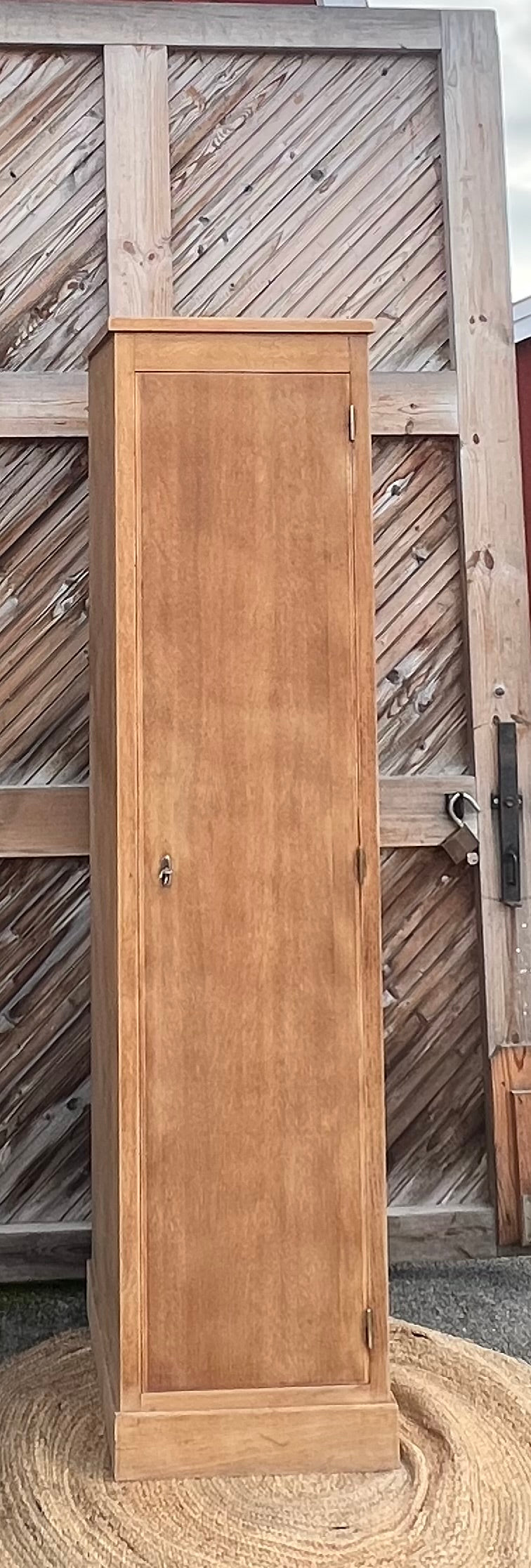 Armoire vintage format bonnetière en chêne brut