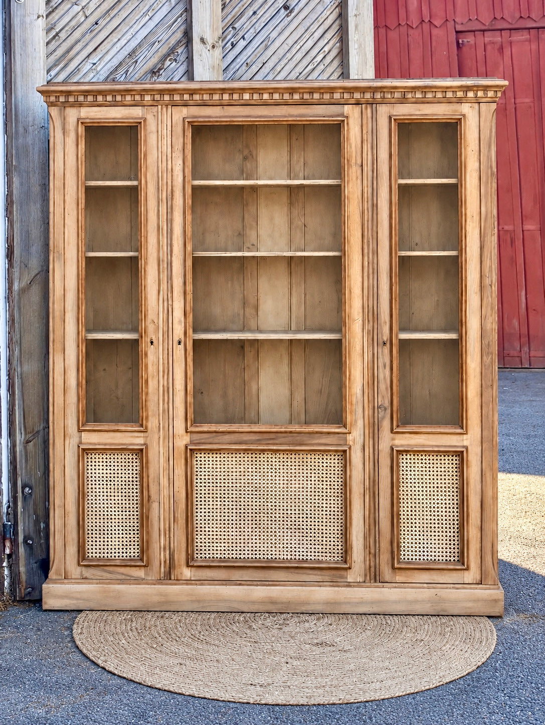 Armoire ancienne : vaisselier bibliothèque en bois massif brut et cannage