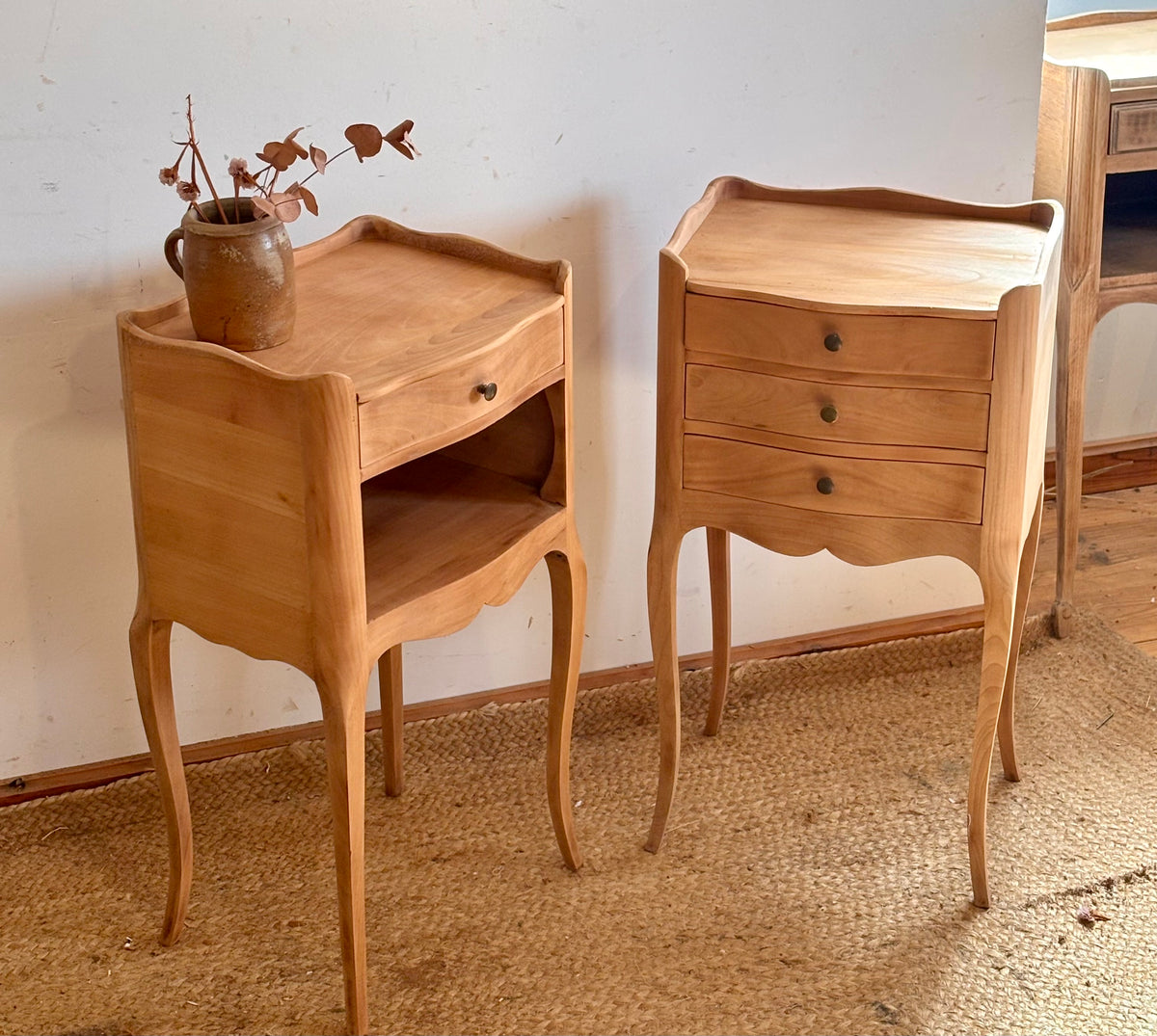 Paire de chevets anciens / tables de nuit en bois brut