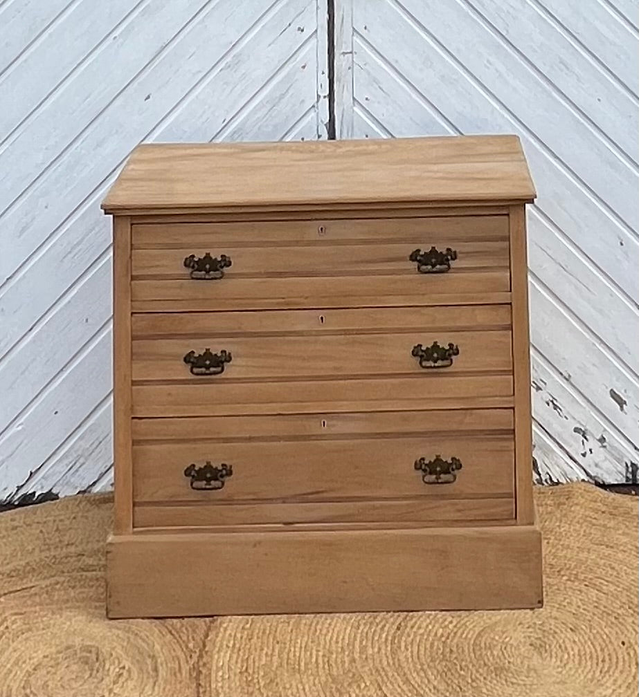 Commode ancienne en bois massif brut 3 tiroirs