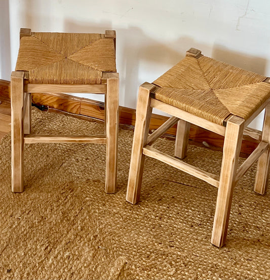 Réservé - Lot 2 de tabourets anciens en bois massif brut et assise paillée