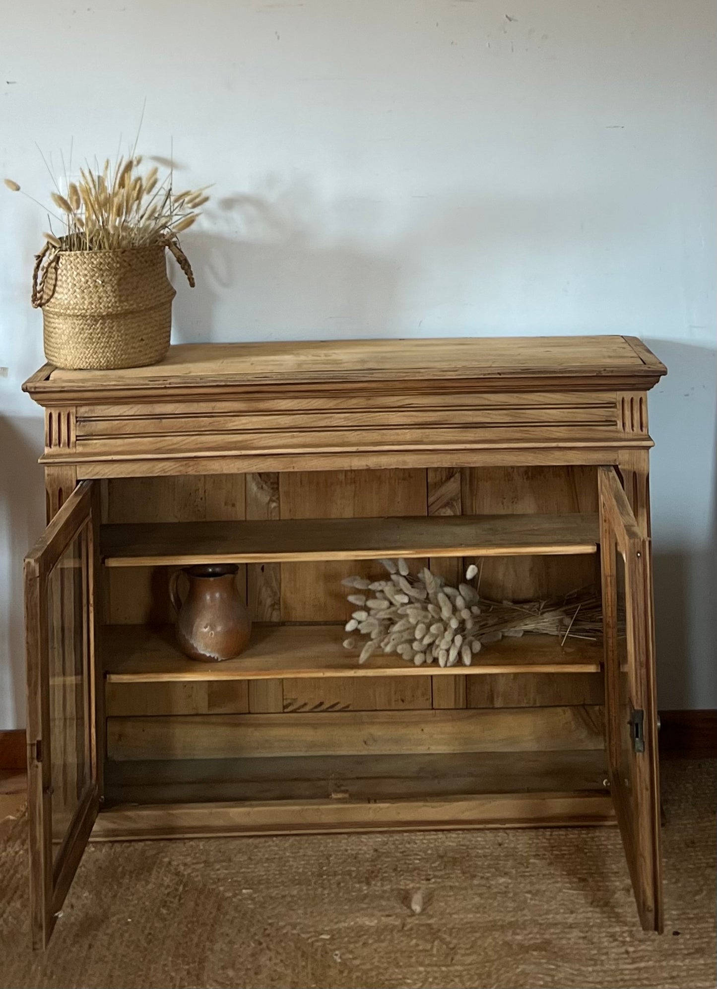 Buffet parisien vitré ancien  en bois massif brut : vaisselier , bibliothèque, meuble d’entrée …