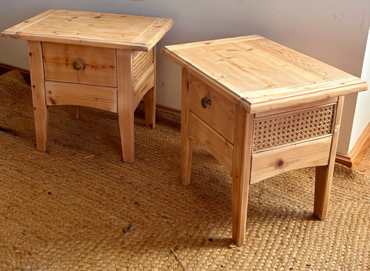 Paire de chevet / tables de nuit rénovées en bois massif brut et cannage