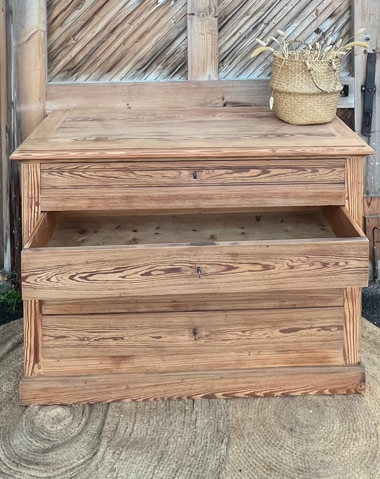 Grande commode ancienne en bois massif brut